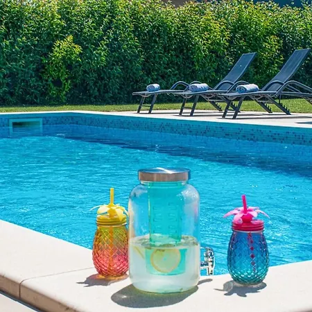 公寓 The Beautiful With A Private Pool