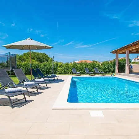 Apartman The Beautiful With A Private Pool Medulin